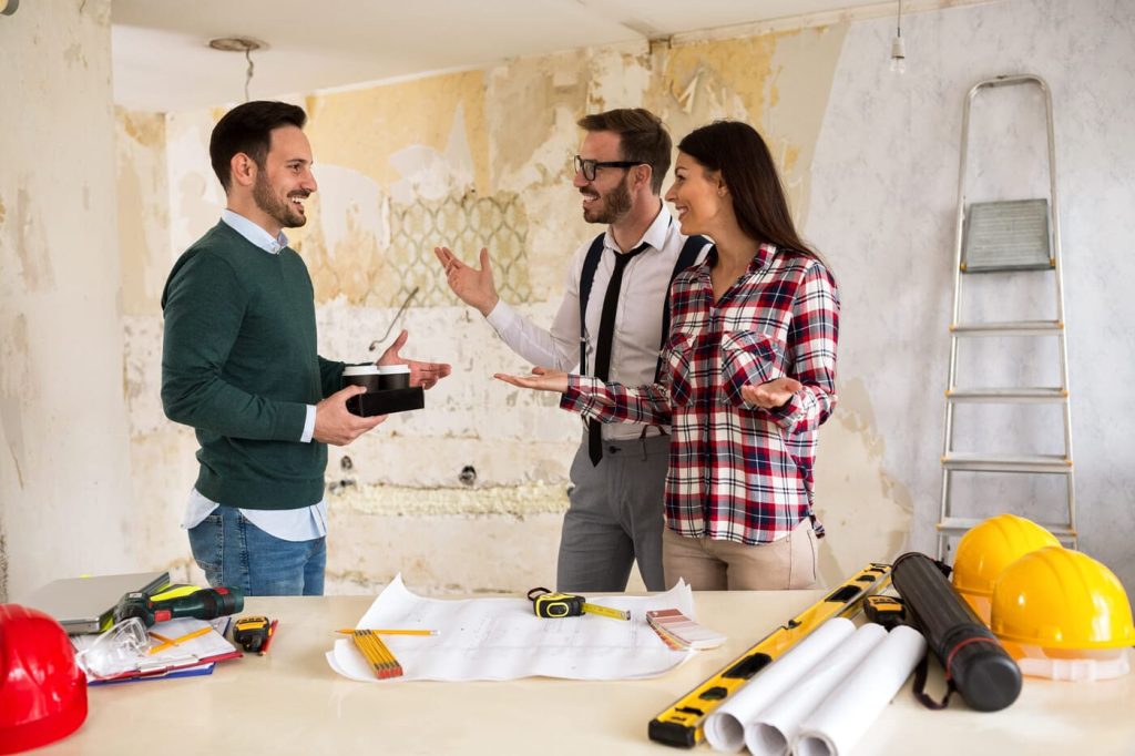 clienti felici e soddisfatti che parlano con un referente slc2012 durante un lavoro